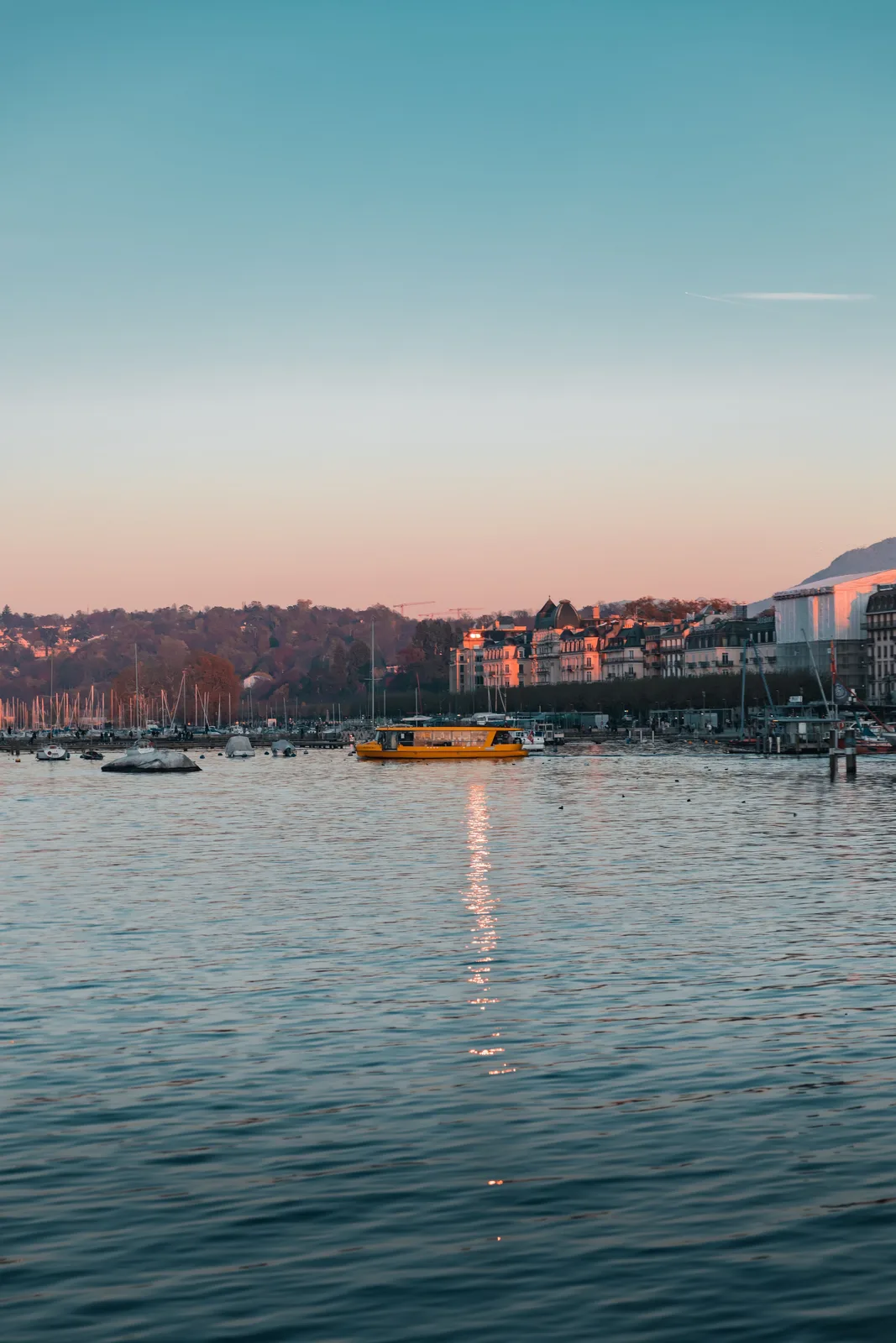 Le lac Léman et Genève au coucher du soleil